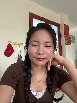 Bee Yellow00 online show from 7, 7, 2026