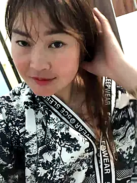 Snapshot of bombom1x chatting on 4, 11, 2025 bombom1x online show from 4, 11, 2025