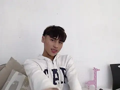 Snapshot of LianRoss chatting on 5, 11, 2025 LianRoss online show from 5, 11, 2025