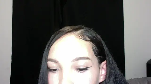 Snapshot of nikkiloveee chatting on 27, 10, 2025 nikkiloveee online show from 27, 10, 2025