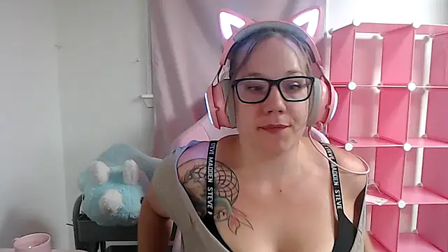 Snapshot of VixxyKitt3n chatting on 27, 10, 2025 VixxyKitt3n online show from 27, 10, 2025