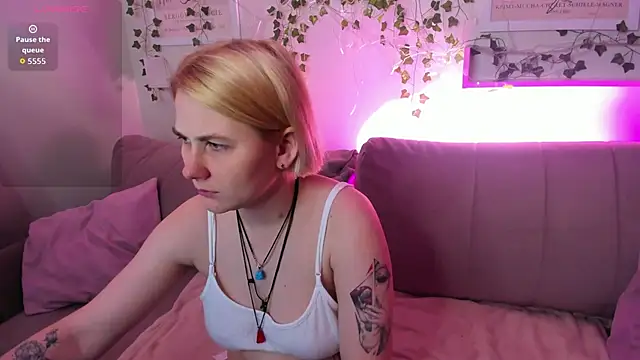 Snapshot of Alice_Maurik chatting on 8, 11, 2025 Alice Maurik online show from 8, 11, 2025