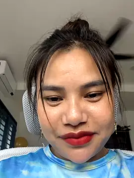 Snapshot of VinaVibe chatting on 28, 10, 2025 VinaVibe online show from 28, 10, 2025