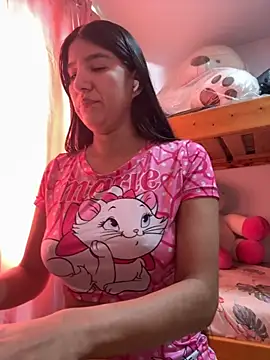 Snapshot of scarlethsb33 chatting on 14, 11, 2025 scarlethsb33 online show from 14, 11, 2025