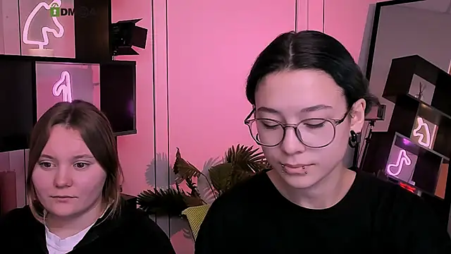 Snapshot of karolina_vendi chatting on 7, 11, 2025 karolina vendi online show from 7, 11, 2025