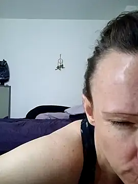 Karebearz1 online show from 15, 4, 2026