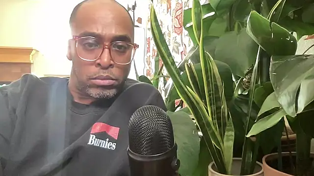 Snapshot of TraddyZaddy chatting on 7, 11, 2025 TraddyZaddy online show from 7, 11, 2025