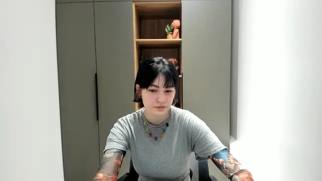 Snapshot of GloriaLemanski chatting on 2, 11, 2025 GloriaLemanski online show from 2, 11, 2025