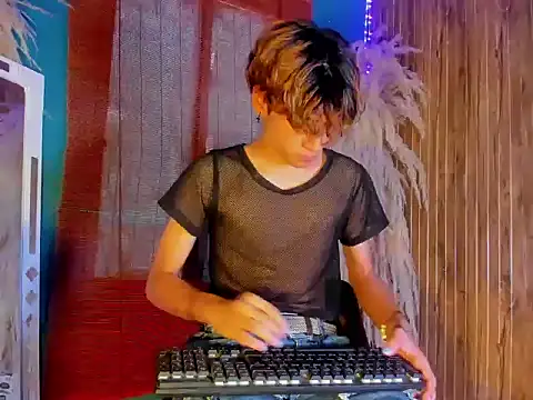 Snapshot of Leo_Glow chatting on 19, 12, 2025 Leo Glow online show from 19, 12, 2025