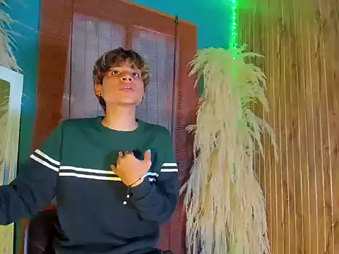 Snapshot of Leo_Glow chatting on 20, 12, 2025 Leo Glow online show from 20, 12, 2025