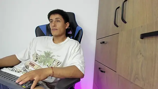 Snapshot of dorman_boy chatting on 12, 11, 2025 dorman boy online show from 12, 11, 2025