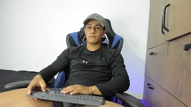 Snapshot of dorman_boy chatting on 16, 11, 2025 dorman boy online show from 16, 11, 2025