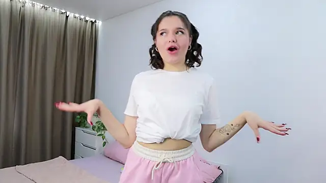 Snapshot of Xo_Laura chatting on 4, 11, 2025 Xo Laura online show from 4, 11, 2025