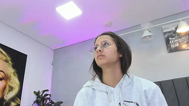 Snapshot of kendra_london chatting on 16, 6, 2026 kendra london online show from 16, 6, 2026