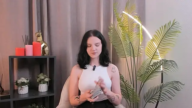 Snapshot of LatinaHuguenin chatting on 8, 11, 2025 LatinaHuguenin online show from 8, 11, 2025