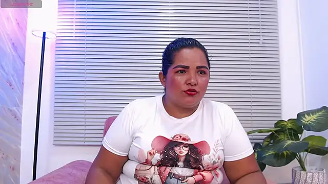 Snapshot of Lunaa_Milf chatting on 11, 11, 2025 Lunaa Milf online show from 11, 11, 2025