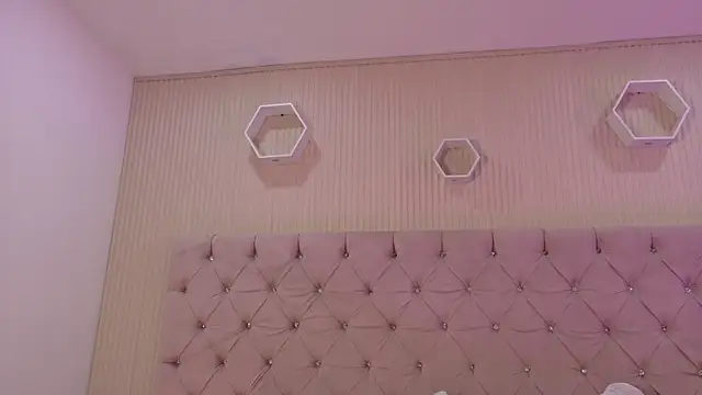 ZarinaWynne online show from 17, 7, 2026