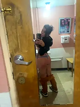 Snapshot of ValayaNoire chatting on 9, 11, 2025 ValayaNoire online show from 9, 11, 2025