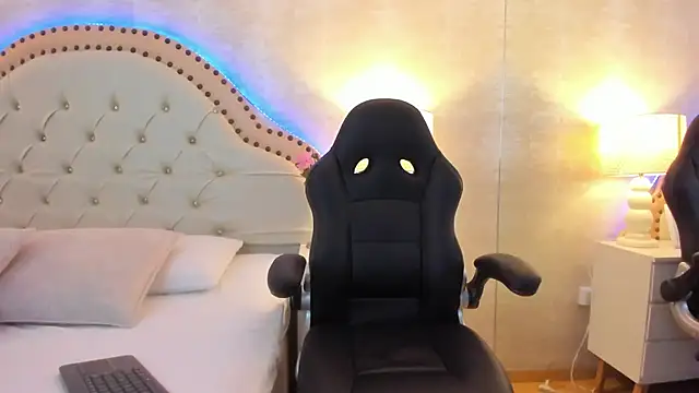 EllaEvanz online show from 4, 12, 2025