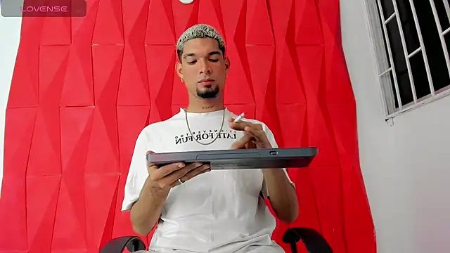 Snapshot of Carlitos_sexy chatting on 12, 11, 2025 Carlitos sexy online show from 12, 11, 2025