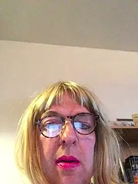 Snapshot of simone_xdressing chatting on 5, 1, 2025 simone xdressing online show from 5, 1, 2025