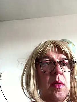 Snapshot of simone_xdressing chatting on 2, 3, 2025 simone xdressing online show from 2, 3, 2025