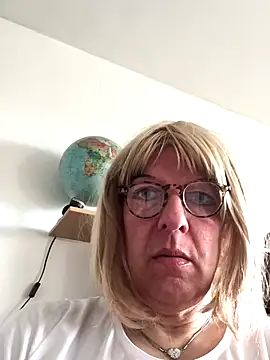 Snapshot of simone_xdressing chatting on 28, 9, 2025 simone xdressing online show from 28, 9, 2025