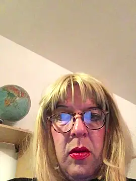 Snapshot of simone_xdressing chatting on 4, 10, 2025 simone xdressing online show from 4, 10, 2025