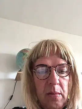 Snapshot of simone_xdressing chatting on 5, 10, 2025 simone xdressing online show from 5, 10, 2025