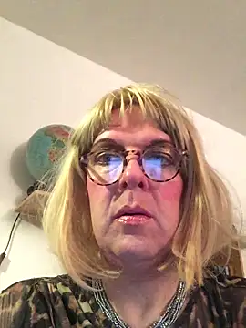 Snapshot of simone_xdressing chatting on 29, 10, 2025 simone xdressing online show from 29, 10, 2025