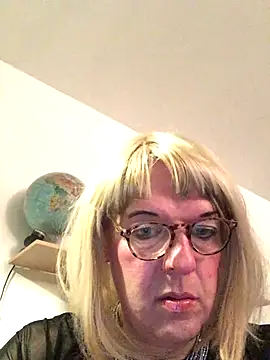 Snapshot of simone_xdressing chatting on 5, 11, 2025 simone xdressing online show from 5, 11, 2025