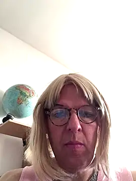 Snapshot of simone_xdressing chatting on 26, 11, 2025 simone xdressing online show from 26, 11, 2025