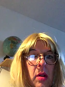 Snapshot of simone_xdressing chatting on 14, 12, 2025 simone xdressing online show from 14, 12, 2025