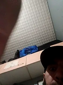 Snapshot of hotguy71000 chatting on 28, 11, 2025 hotguy71000 online show from 28, 11, 2025