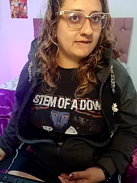 Snapshot of AnnieAtHome chatting on 13, 11, 2025 AnnieAtHome online show from 13, 11, 2025