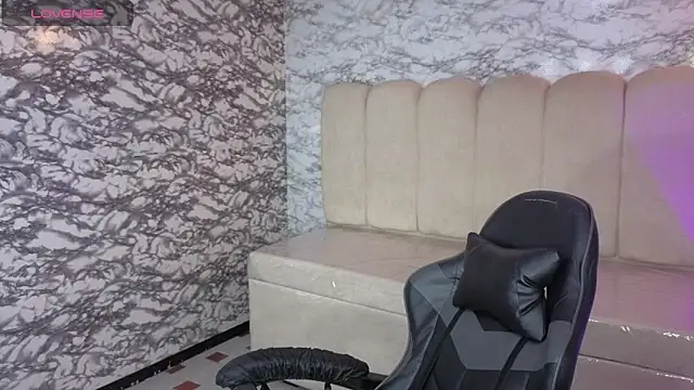 Snapshot of Evy_Luxx_v chatting on 4, 2, 2026 Evy Luxx v online show from 4, 2, 2026