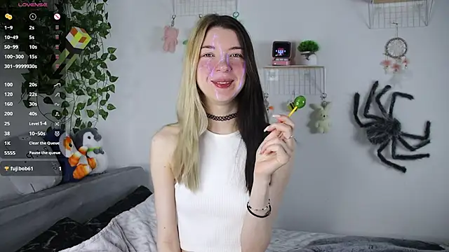 Snapshot of Emmie_shy chatting on 19, 11, 2025 Emmie shy online show from 19, 11, 2025