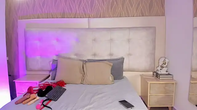 Snapshot of NalaRoux chatting on 7, 1, 2026 NalaRoux online show from 7, 1, 2026