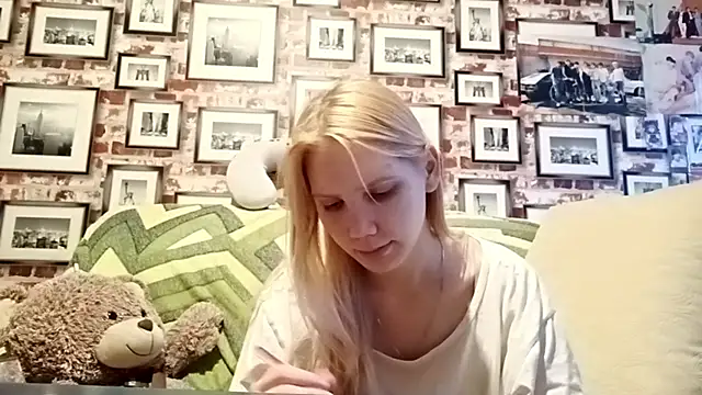 Snapshot of EvieBaggette chatting on 18, 11, 2025 EvieBaggette online show from 18, 11, 2025