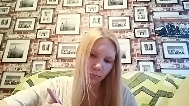 EvieBaggette online show from 20, 11, 2025