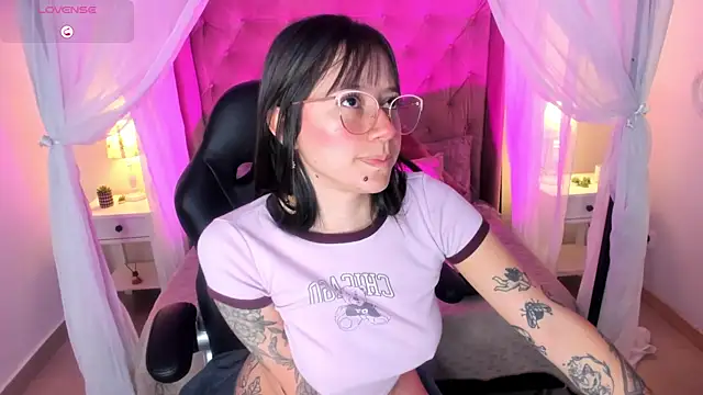 Snapshot of Annie_Petters chatting on 9, 7, 2026 Annie Petters online show from 9, 7, 2026