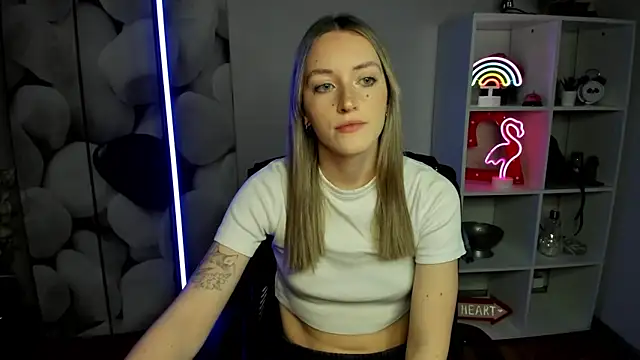 Snapshot of EvelynBlond chatting on 18, 12, 2025 EvelynBlond online show from 18, 12, 2025