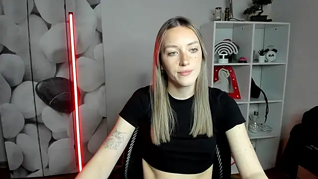 Snapshot of EvelynBlond chatting on 8, 1, 2026 EvelynBlond online show from 8, 1, 2026