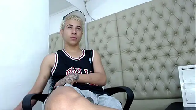 Snapshot of HollmanFronsh chatting on 14, 12, 2025 HollmanFronsh online show from 14, 12, 2025