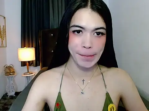 hollyyumiloove online show from 3, 12, 2025