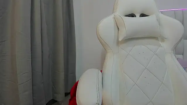 mask red girl online show from 4, 3, 2026