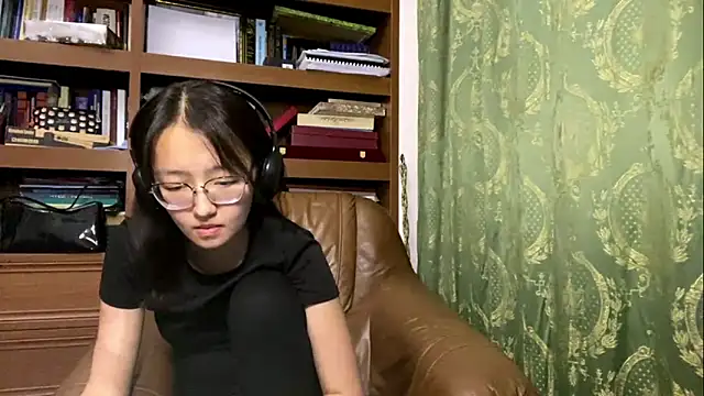 Snapshot of LinaClous chatting on 5, 1, 2026 LinaClous online show from 5, 1, 2026