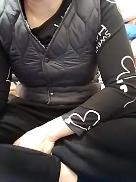 Snapshot of HanniZii chatting on 15, 12, 2025 HanniZii online show from 15, 12, 2025