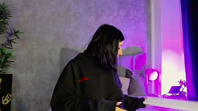 LucyRayy online show from 25, 2, 2026