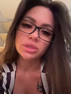 SiennaLuxexx online show from 4, 7, 2026